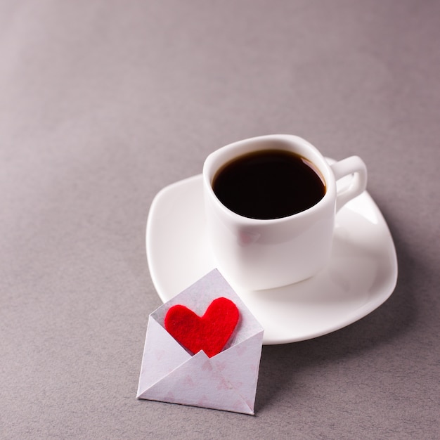 Una tazza di caffè espresso su un piattino e un messaggio d&#39;amore a San Valentino, una dichiarazione d&#39;amore.