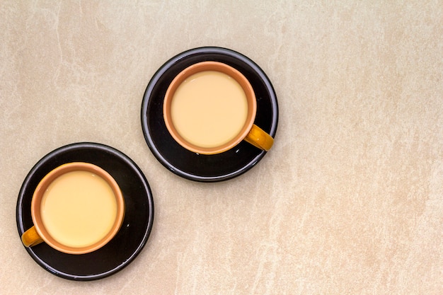 Una tazza di caffè fresco. Il concetto su una superficie di pietra, vista dall'alto, copia spazio, distesi.