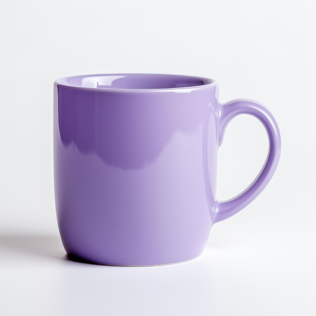 Una tazza di caffè in ceramica viola su uno sfondo bianco sereno