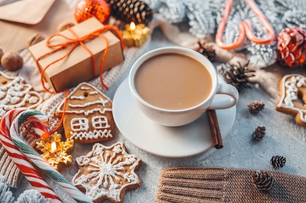 Una tazza di caffè in un'atmosfera natalizia