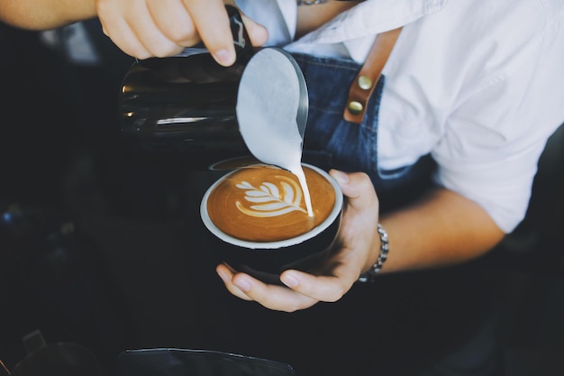 Una tazza di caffè latte art nella caffetteria