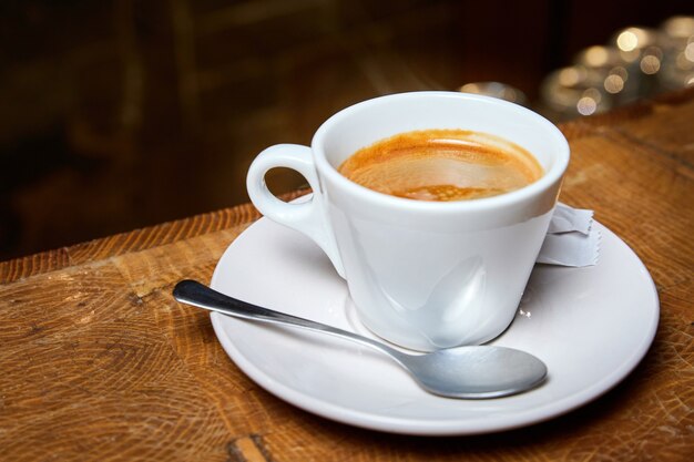 Una tazza di caffè Latte in una tazza bianca