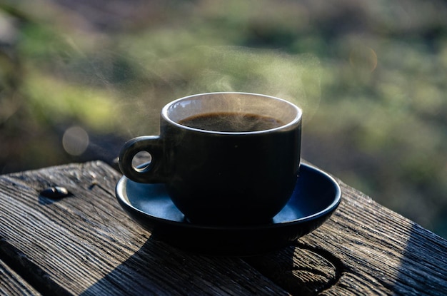 Una tazza di caffè mattutino sulla terrazza, durante l'alba. Per gli appassionati di caffè, contro ogni previsione.