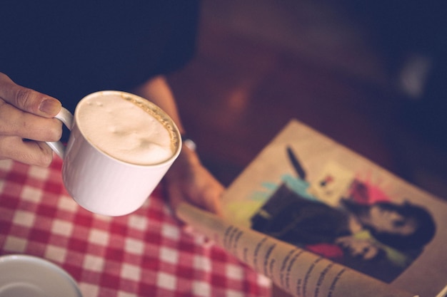 Una tazza di caffè mentre si legge un libro o una rivista
