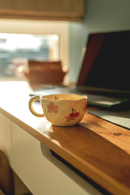 Una tazza di caffè nello spazio di lavoro