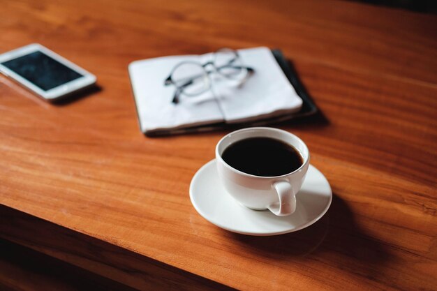 Una tazza di caffè posta sulla scrivania durante il tempo di relax