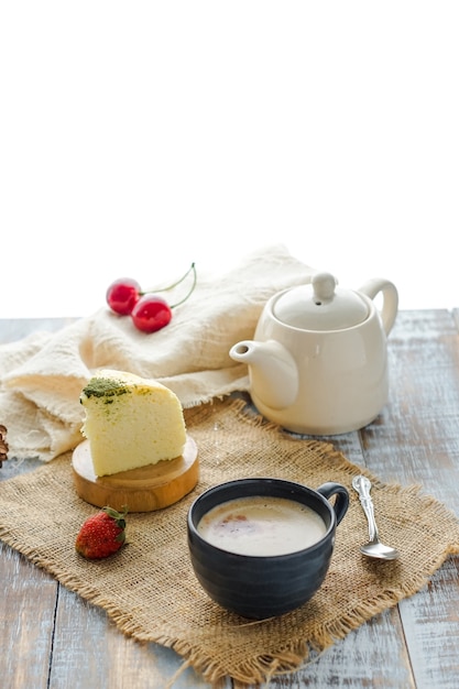 Una tazza di caffè servita con la torta sul tavolo