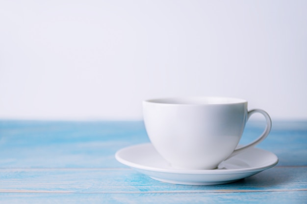 Una tazza di caffè su fondo di legno