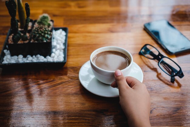 Una tazza di caffè su un tavolo di legno in una caffetteria