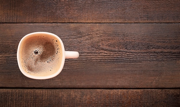 Una tazza di caffè su un tavolo di legno