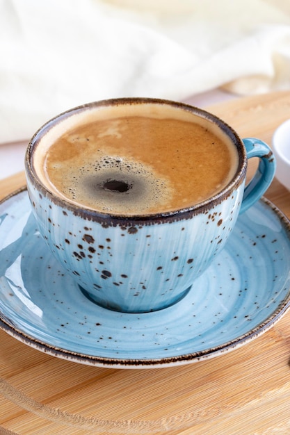 Una tazza di caffè su uno sfondo di legno bianco Nome locale filtre kahve