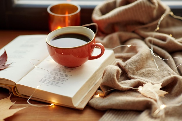 una tazza di caffè sul davanzale della finestra in autunno