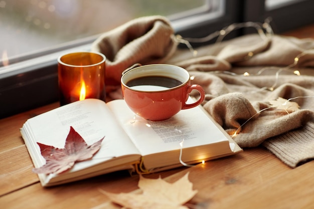 una tazza di caffè sul davanzale della finestra in autunno