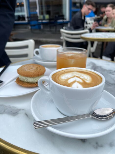 Una tazza di caffè sul tavolo del caffè.