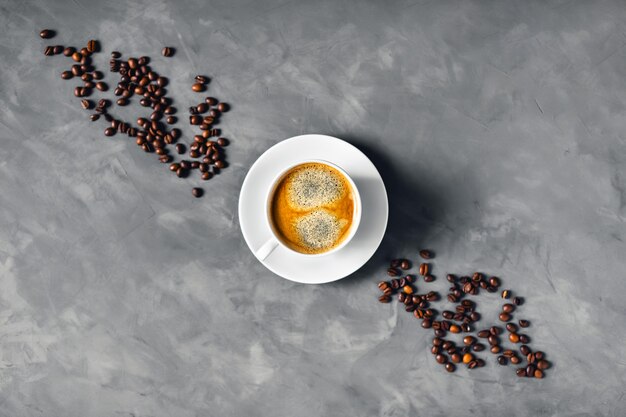 Una tazza di caffè sul tavolo grigio.