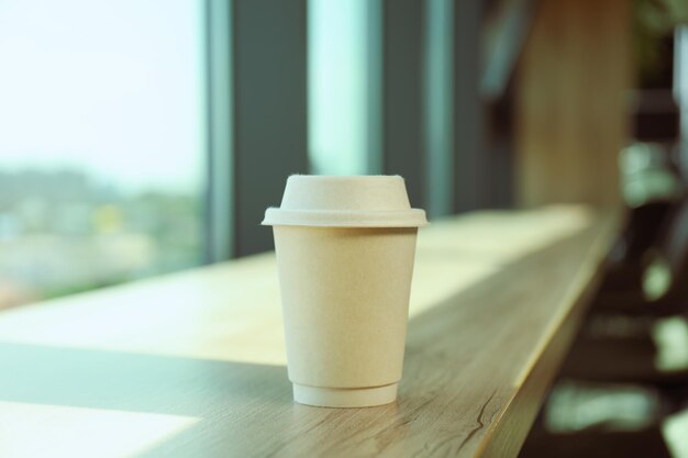 Una tazza di caffè sul tavolo vicino alla finestra