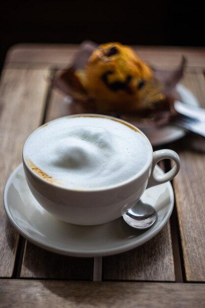 Una tazza di caffè sul tavolo.