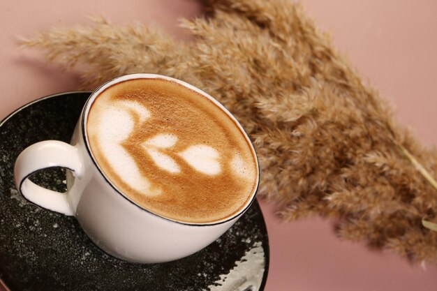 Una tazza di caffè sul tavolo