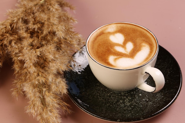 Una tazza di caffè sul tavolo