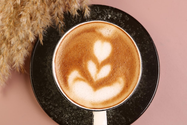 Una tazza di caffè sul tavolo