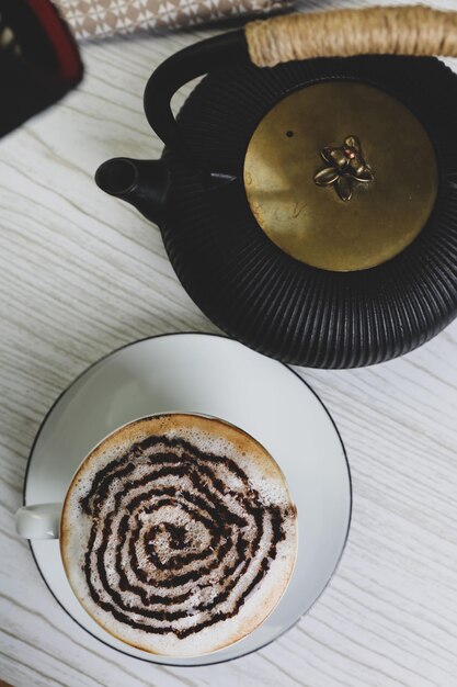 Una tazza di caffè sul tavolo