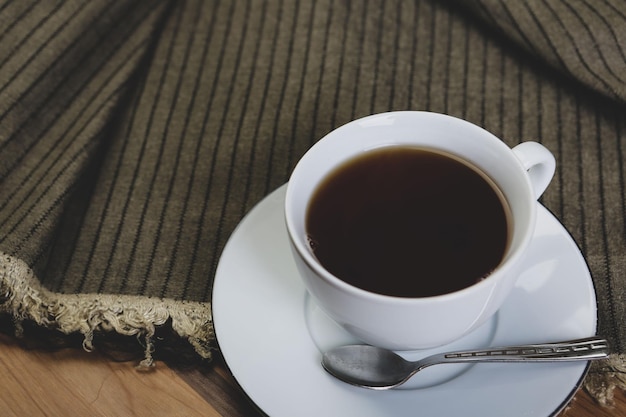 Una tazza di caffè sul tavolo