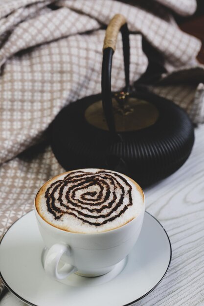 Una tazza di caffè sul tavolo