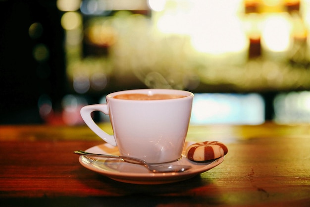 Una tazza di caffè sul tavolo