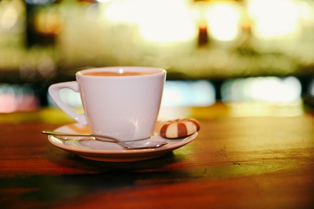 Una tazza di caffè sul tavolo