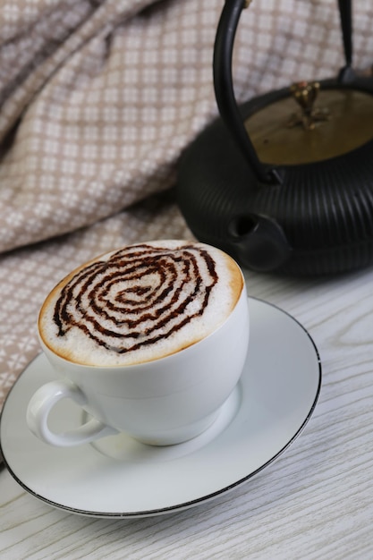 Una tazza di caffè sul tavolo