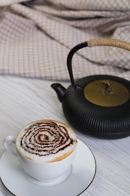 Una tazza di caffè sul tavolo