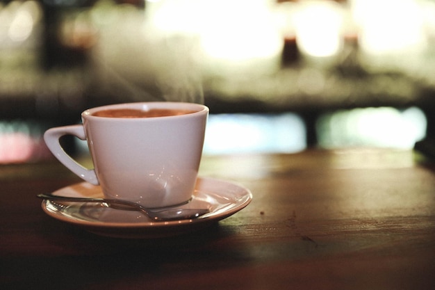 una tazza di caffè sul tavolo