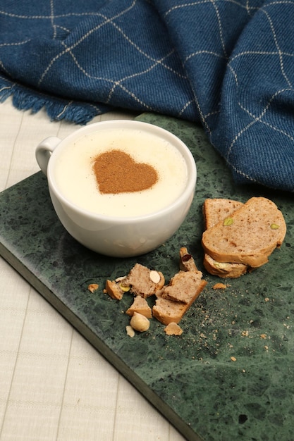 una tazza di caffè sul tavolo