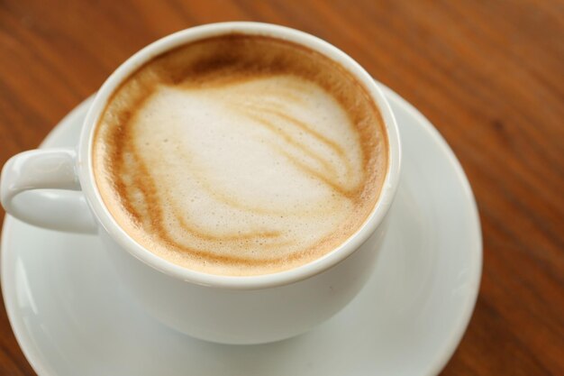 una tazza di caffè sul tavolo