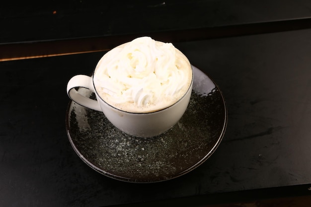 una tazza di caffè sul tavolo