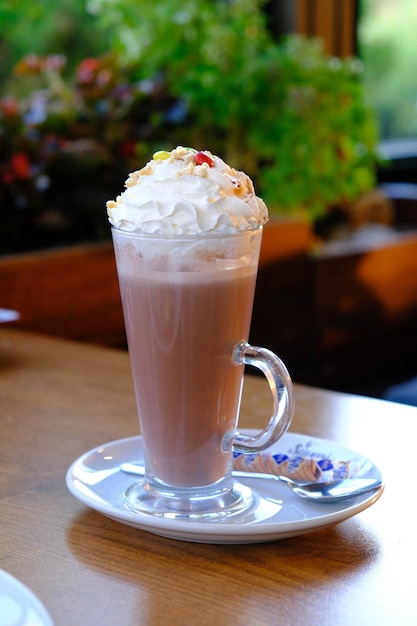 una tazza di caffè sul tavolo