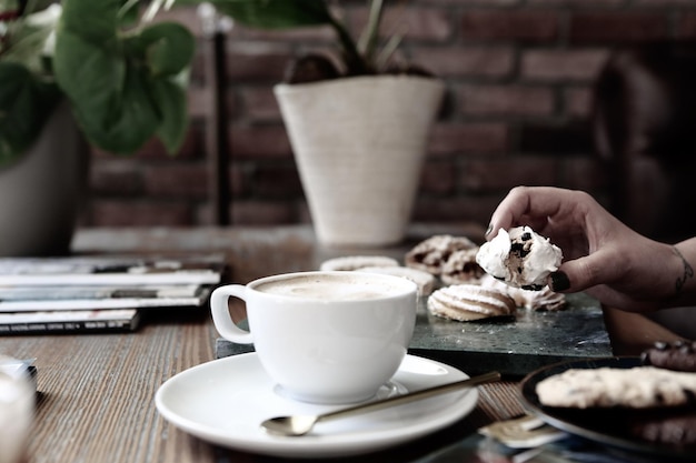 una tazza di caffè sul tavolo