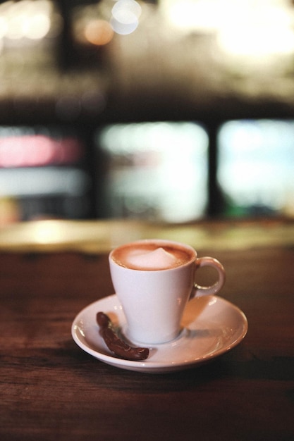 una tazza di caffè sul tavolo