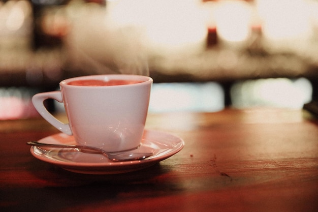 una tazza di caffè sul tavolo