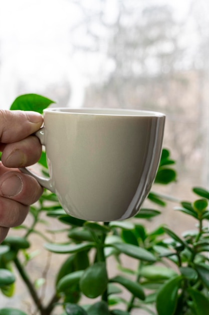 una tazza di caffè sul tavolo