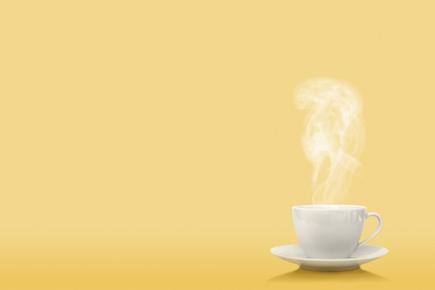 Una tazza di caffè sullo sfondo viola del protone