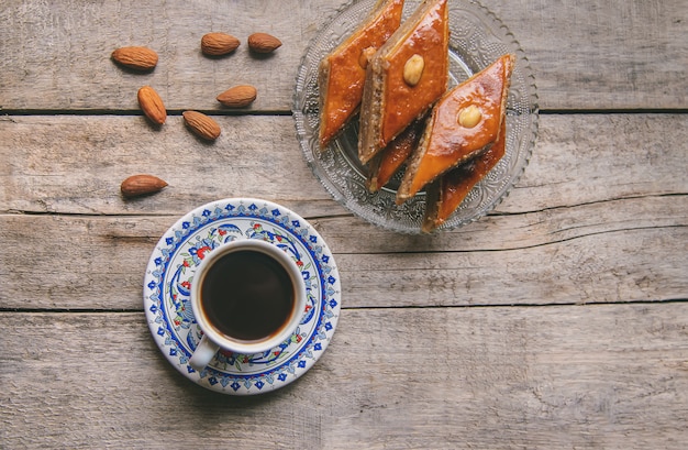 Una tazza di caffè turco e baklava. Messa a fuoco selettiva.