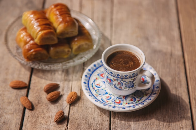 Una tazza di caffè turco e baklava.