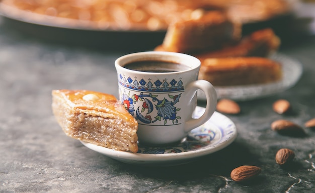 Una tazza di caffè turco e baklava.