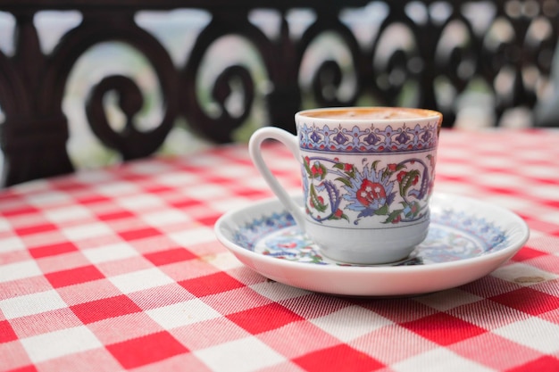 Una tazza di caffè turco sul tavolo all'aperto