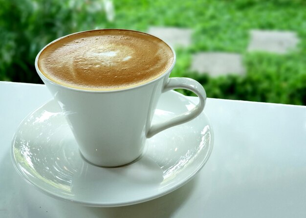 Una tazza di caffellatte caldo sul tavolo