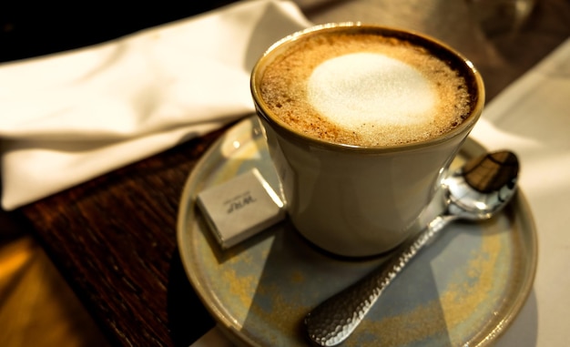 Una tazza di cappuccino al ristorante di Mosca