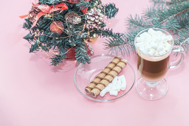 Una tazza di cappuccino caldo con marshmallow e bastoncini croccanti