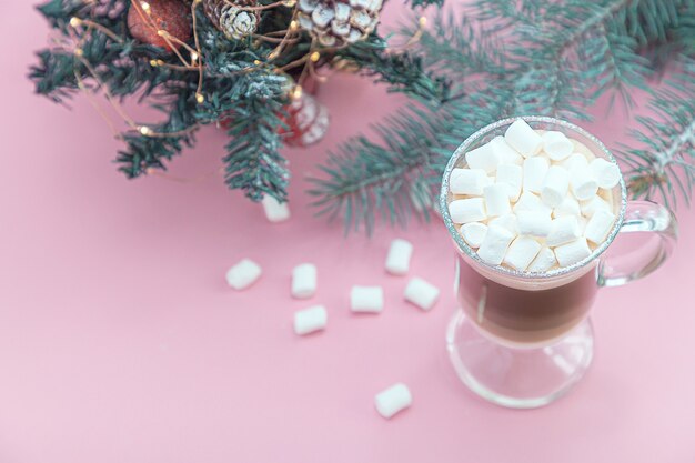 Una tazza di cappuccino caldo con marshmallow