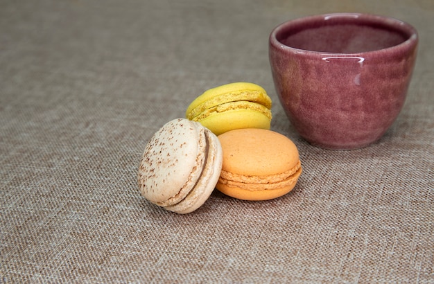 Una tazza di ceramica viola e amaretti